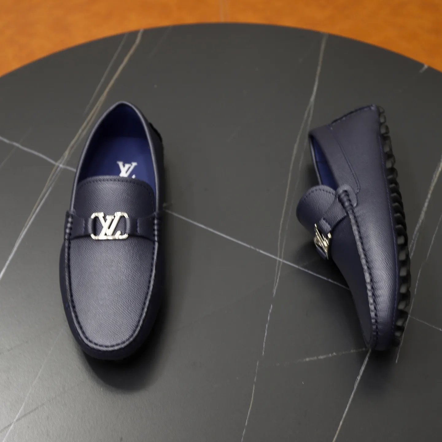 Ex-factory price: 480💰【LV】Louis Vuitton ⚠️High-end men’s driving and pedal series ⚠️38-44 (customized for 45) ⚠️All original cowhide leather! Thick and soft! Made entirely of calfskin lining! The latest non-slip beanie sole! Three-dimensional package technology! Fashionable and classic! Handicrafts! Original high quality! Feel free to compare!
